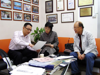 2009年2月12日 中國(guó)紡織科學(xué)研究院技術(shù)專家呂世靜教授來(lái)桂林考察調(diào)研.JPG